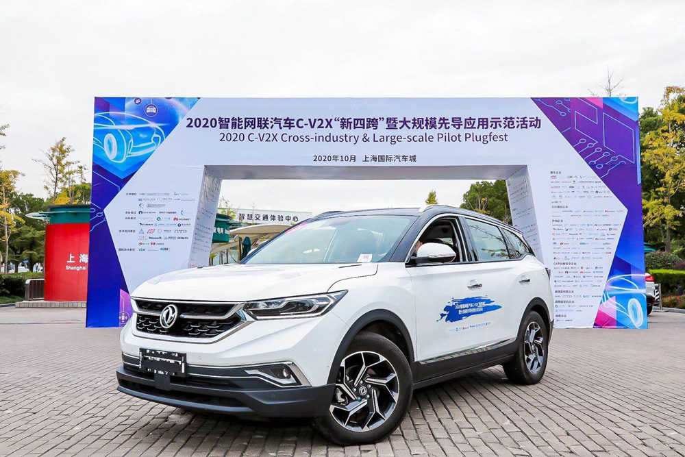 搭載了星河智行V2X車載設備的測試汽車東風風神AX7